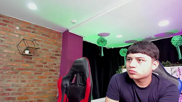 HotThreesoome online show from 03-20-26, 12:28