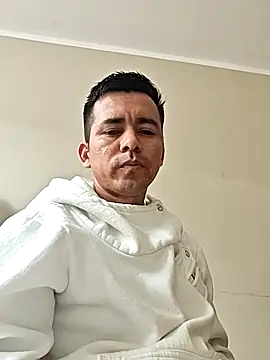 Snapshot of Robehts chatting on 12-04-25, 09:14 Robehts online show from 12-04-25, 09:14