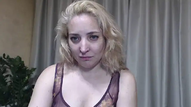 Snapshot of sweetpussy chatting on 06-09-26, 03:57 sweetpussy online show from 06-09-26, 03:57