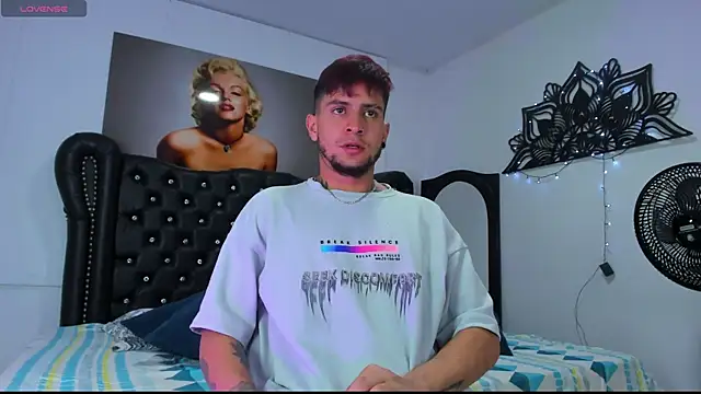 vaalentiino online show from 12-22-25, 06:19