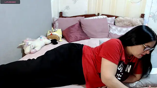 Snapshot of SashaBond chatting on 12-21-25, 10:17 SashaBond online show from 12-21-25, 10:17