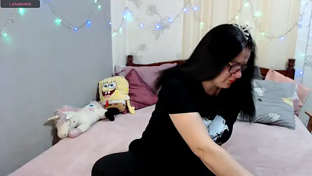 Snapshot of SashaBond chatting on 12-16-25, 08:07 SashaBond online show from 12-16-25, 08:07