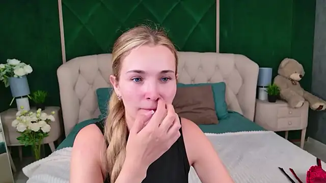 Lina Sinerz online show from 07-17-26, 03:42