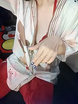 Snapshot of Alone_nothing chatting on 12-17-25, 10:48 Alone nothing online show from 12-17-25, 10:48