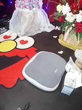 Snapshot of Alone_nothing chatting on 12-21-25, 10:28 Alone nothing online show from 12-21-25, 10:28