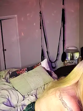 Snapshot of SpiderRose chatting on 12-21-25, 09:33 SpiderRose online show from 12-21-25, 09:33