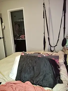 Snapshot of SpiderRose chatting on 12-22-25, 10:32 SpiderRose online show from 12-22-25, 10:32