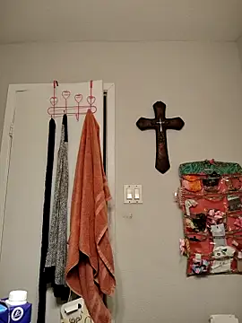 Snapshot of SpiderRose chatting on 12-20-25, 09:28 SpiderRose online show from 12-20-25, 09:28