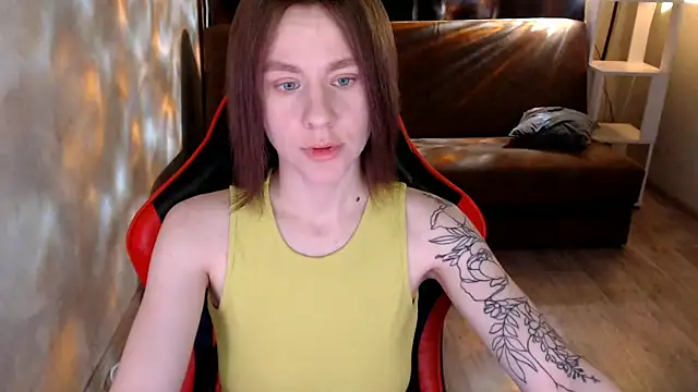 Snapshot of MiaBun1 chatting on 12-17-25, 04:17 MiaBun1 online show from 12-17-25, 04:17