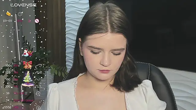 Snapshot of LanaTreades chatting on 12-14-25, 01:06 LanaTreades online show from 12-14-25, 01:06