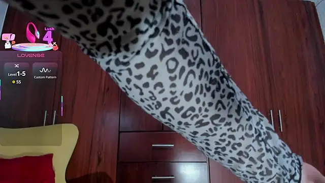 Snapshot of carly_grasso chatting on 10-31-25, 09:28 carly grasso online show from 10-31-25, 09:28