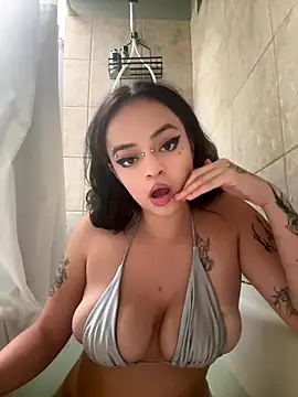 Snapshot of ellrxse chatting on 12-17-25, 05:45 ellrxse online show from 12-17-25, 05:45