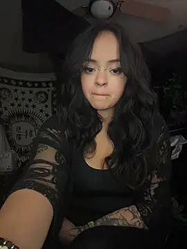 Snapshot of ellrxse chatting on 12-23-25, 04:45 ellrxse online show from 12-23-25, 04:45