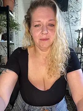 Snapshot of JenniferCarmen chatting on 06-20-26, 02:05 JenniferCarmen online show from 06-20-26, 02:05