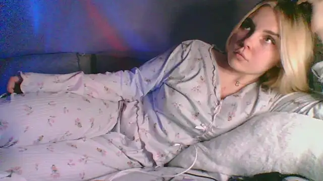 Snapshot of kit_katiki1 chatting on 12-17-25, 01:54 kit katiki1 online show from 12-17-25, 01:54