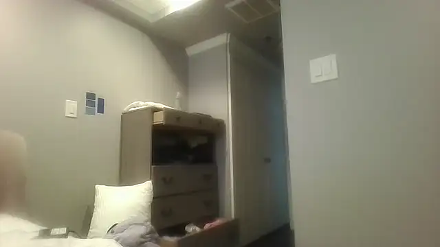 Snapshot of BeefyNcloudy chatting on 12-15-25, 04:13 BeefyNcloudy online show from 12-15-25, 04:13