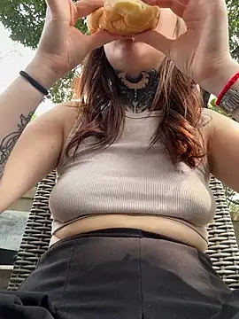 Snapshot of FionaMurr chatting on 02-12-26, 04:23 FionaMurr online show from 02-12-26, 04:23