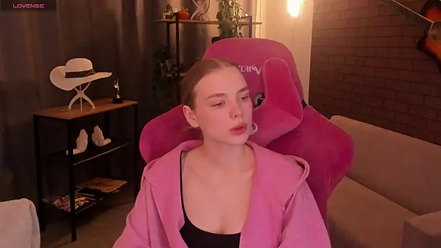 BellaHaadiid online show from 12-22-25, 03:28