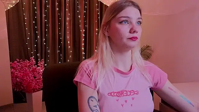 Snapshot of shark_attack52 chatting on 12-22-25, 01:33 shark attack52 online show from 12-22-25, 01:33