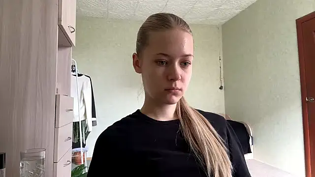 ZaidaSchwarten online show from 04-19-26, 01:12