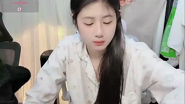 Snapshot of Yvonne-07 chatting on 01-15-26, 09:29 Yvonne-07 online show from 01-15-26, 09:29