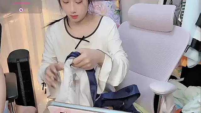 Snapshot of Yvonne-07 chatting on 02-03-26, 12:10 Yvonne-07 online show from 02-03-26, 12:10