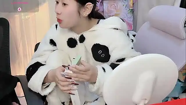 Snapshot of Yvonne-07 chatting on 01-31-26, 09:24 Yvonne-07 online show from 01-31-26, 09:24