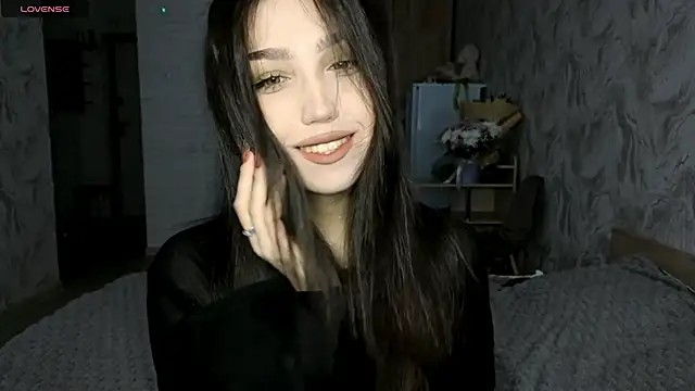 Snapshot of Qwami_Amie chatting on 05-21-26, 04:43 Qwami Amie online show from 05-21-26, 04:43