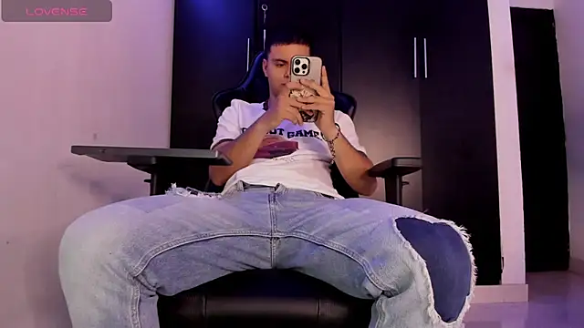 Liam Mateo online show from 04-25-26, 04:48