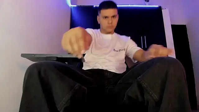 Snapshot of Liam_Mateo chatting on 06-19-26, 10:58 Liam Mateo online show from 06-19-26, 10:58