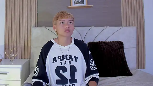 tefi meow  online show from 04-11-26, 01:15