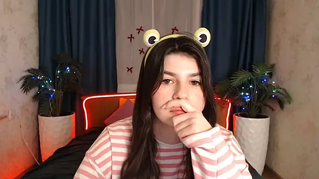 KisaModel online show from 12-15-25, 10:10