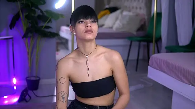 Snapshot of AnneFaris chatting on 01-09-26, 04:52 AnneFaris online show from 01-09-26, 04:52