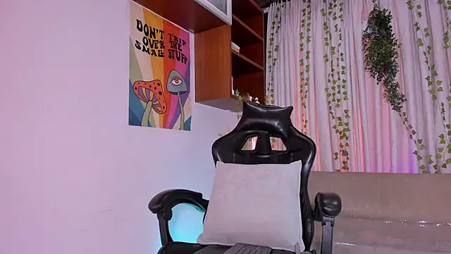 Snapshot of AriadnaLoren chatting on 12-21-25, 08:53 AriadnaLoren online show from 12-21-25, 08:53