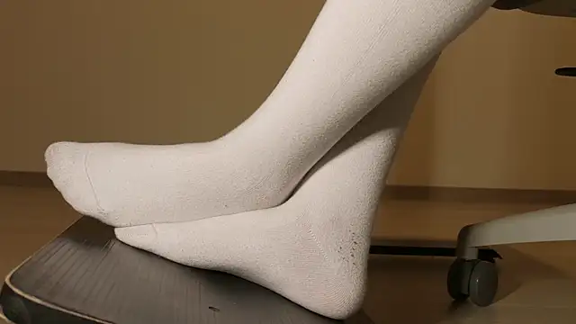 Snapshot of Feetbeth chatting on 07-20-26, 02:19 Feetbeth online show from 07-20-26, 02:19