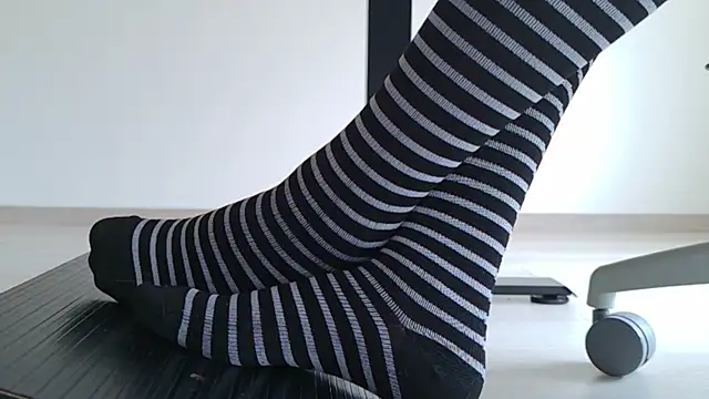 Snapshot of Feetbeth chatting on 05-28-26, 03:51 Feetbeth online show from 05-28-26, 03:51