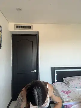 Annyhathatway online show from 12-16-25, 08:57