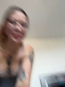 Annyhathatway online show from 12-17-25, 08:25