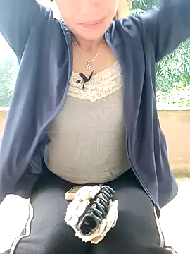 Snapshot of little-effy chatting on 06-21-26, 06:52 little-effy online show from 06-21-26, 06:52