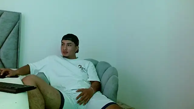 Snapshot of kyro_estrada chatting on 12-15-25, 06:25 kyro estrada online show from 12-15-25, 06:25