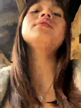 Snapshot of _3girl_ chatting on 12-17-25, 02:16 3girl online show from 12-17-25, 02:16