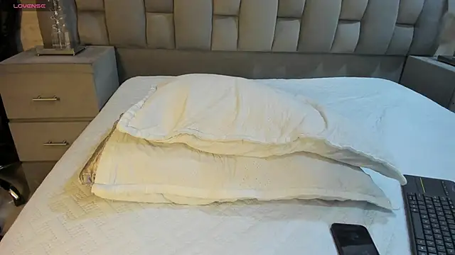 Snapshot of AlaskaFlowerss_ chatting on 12-21-25, 04:47 AlaskaFlowerss online show from 12-21-25, 04:47