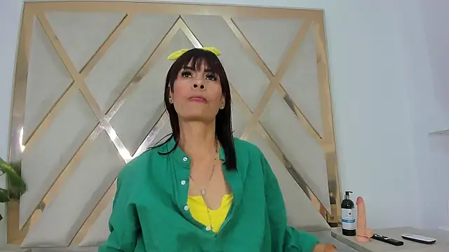 Snapshot of Selenaasm chatting on 01-10-26, 09:10 Selenaasm online show from 01-10-26, 09:10