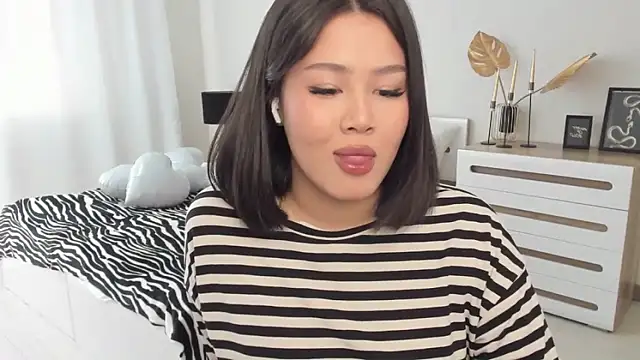 Brunette Charm online show from 03-11-26, 11:15