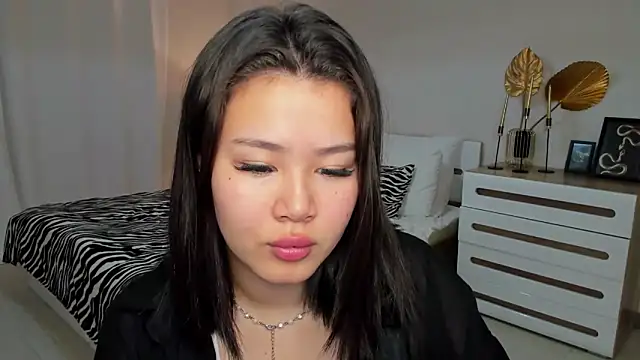 Brunette Charm online show from 05-17-26, 04:12