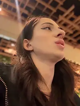 YeaLina online show from 12-23-25, 10:14