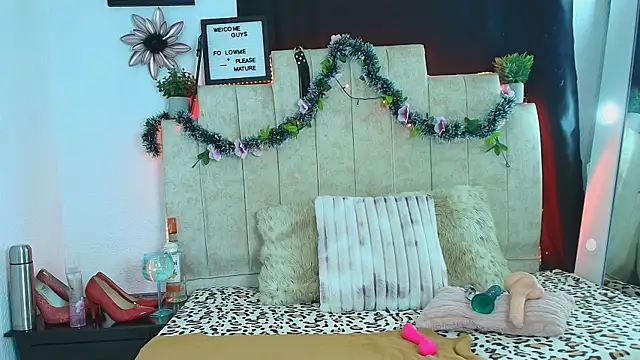 Snapshot of Laura_hotmilf chatting on 12-22-25, 12:05 Laura hotmilf online show from 12-22-25, 12:05