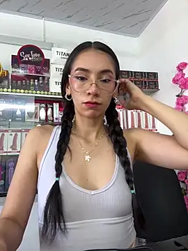 Snapshot of lunaluxury22 chatting on 02-04-26, 02:34 lunaluxury22 online show from 02-04-26, 02:34