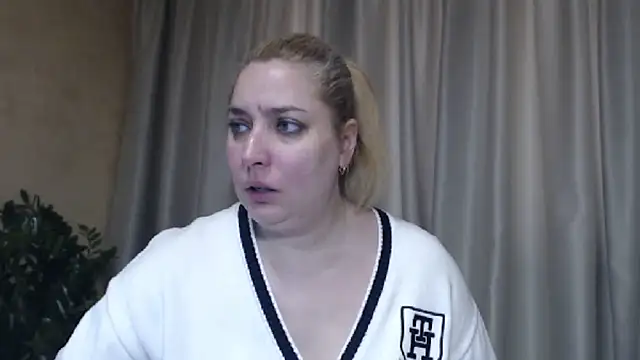 Snapshot of sweetpussy13 chatting on 02-20-26, 07:43 sweetpussy13 online show from 02-20-26, 07:43