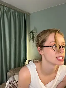 Snapshot of SunnyShiney chatting on 12-17-25, 10:20 SunnyShiney online show from 12-17-25, 10:20